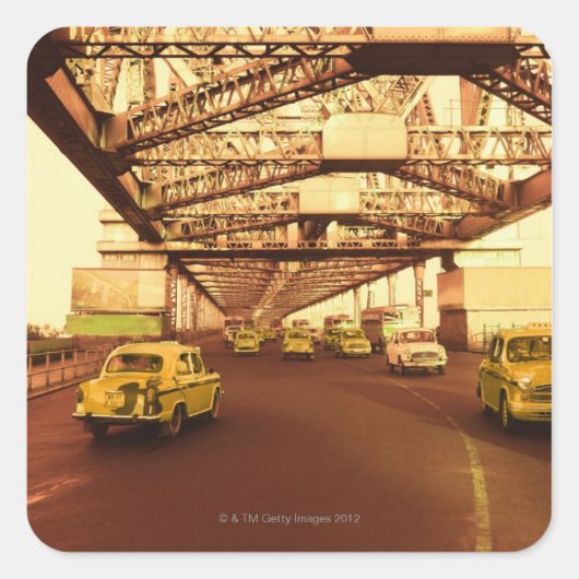 Taxi auf einer Brücke Quadratischer Aufkleber (Vorderseite)
