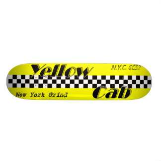 Taxi! Gelber Fahrerhaus-Schachbrett-Entwurf Skateboard