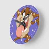 TAZ™ | Sticking His Tongue Out Runde Wanduhr (Winkel)