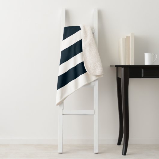 TAZ™ versteckt sich in Streifen Sherpadecke (Beispiel)