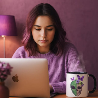 Taza blanca con diseño calavera alien y mariposa – tasse