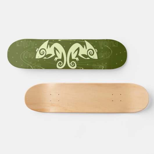 {TBA} Doppelte Eidechse genießen das Skateboard (Horizontal)