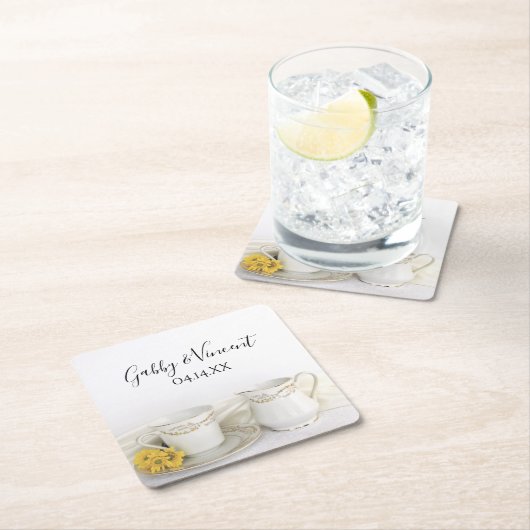 Tea Cup mit gelben Daisies Hochzeit Rechteckiger Pappuntersetzer (Vor Ort)
