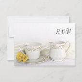 Tea Cup und gelbe Daisies Hochzeitsszenario RSVP R (Vorderseite)