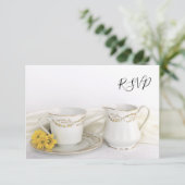 Tea Cup und gelbe Daisies Hochzeitsszenario RSVP R (Stehend Vorderseite)