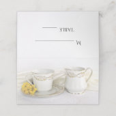 Tea Cup und Yellow Daisies Wedding Platzkarte (Außenseite Aufgefaltet)
