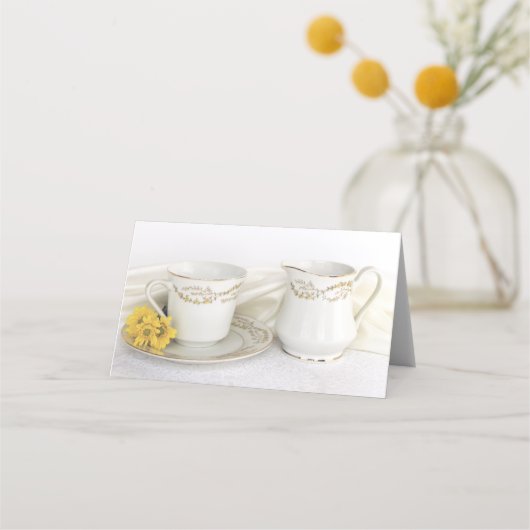 Tea Cup und Yellow Daisies Wedding Platzkarte (Vorderseite)