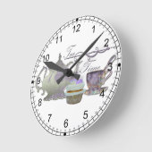 Tea Time! Lilac Teapot, Teacup and Cupcake Art Runde Wanduhr (Winkel)