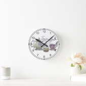 Tea Time! Lilac Teapot, Teacup and Cupcake Art Runde Wanduhr (Zuhause)