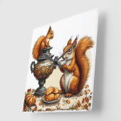 Tea time mit Eichhörnchen Quadratische Wanduhr (Winkel)