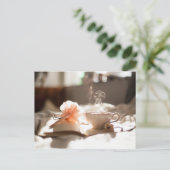 Tea Time mit einem guten Buch im Bett Postkarte (Stehend Vorderseite)