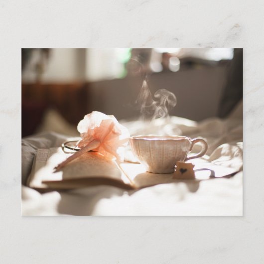Tea Time mit einem guten Buch im Bett Postkarte (Vorderseite)