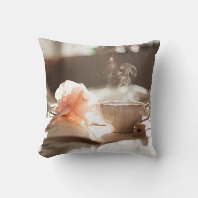 Tea Time mit einem guten Buch Kissen (Vorderseite)