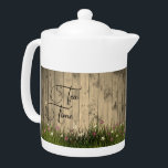 Tea Time Springtime Blume auf Holz<br><div class="desc">Auf diesem bezaubernden Teekessel stehen weiße und violette Blumen,  die sich um das sattgrüne Gras auf rustikalen Holzplanken umgeben,  was den Charme der Hütte in einem Land für jede Küchendekoration verleiht. Kann personalisiert sein,  oder Sie können verlassen werden,  wie es mit den Worten "Tee-Zeit".</div>
