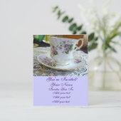 Tea Time Vintag Violets Teacup Einladung (Stehend Vorderseite)