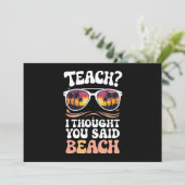 Teach ich dachte, Sie sagten Beach Teacher Groovy Einladung (Stehend Vorderseite)