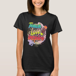 Teach Liebe Inspirierte Bleistift-Regenbogen zurüc T-Shirt