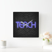 TEACH-Text in Neonleuchten auf der Backsteinwand Quadratische Wanduhr (Zuhause)