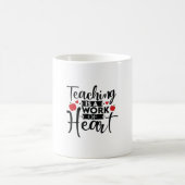 Teacher Art Teaching ist ein Werk des Herzens Kaffeetasse (Mittel)