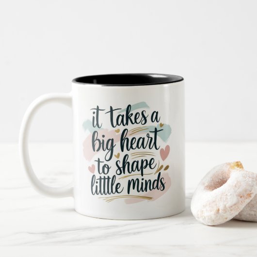 Teacher Coffee Mug – It Takes a Big Heart to Shape Zweifarbige Tasse (Mit Donut)