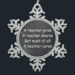 Teacher gibt Shares Chalkboard Design Geschenk Schneeflocken Zinn-Ornament<br><div class="desc">Teacher gibt Shares Cares Teacher Chalkboard Design Teacher Geschenk Idee Weihnachtsbaum Ornament</div>