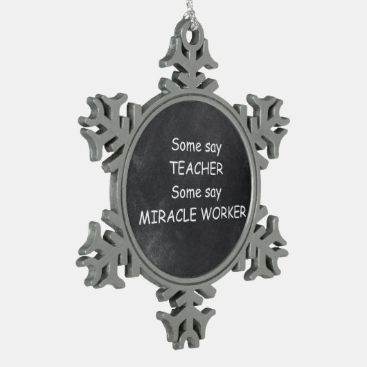 Teacher Miracle Worker Chalkboard Design Geschenk Schneeflocken Zinn-Ornament (Links)