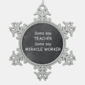 Teacher Miracle Worker Chalkboard Design Geschenk Schneeflocken Zinn-Ornament (Vorderseite)