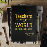 Teacher Name Gold Zitat Black Leather Elegant Planer<br><div class="desc">Leder wie Planer mit goldener Folie Typografie-Skript zitieren "Lehrer verändern die Welt ein Schüler nach dem anderen",  individuelle Name und Titel                Es kann ein durchdacht Sake-Geschenk zu sprechen,  um Ihre Dankbarkeit und Wertschätzung zum Ausdruck zu bringen und danke an Ihren besten Lehrer!</div>