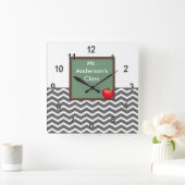 Teachers Gray Chevron Chalkboard Clock Quadratische Wanduhr (Zuhause)