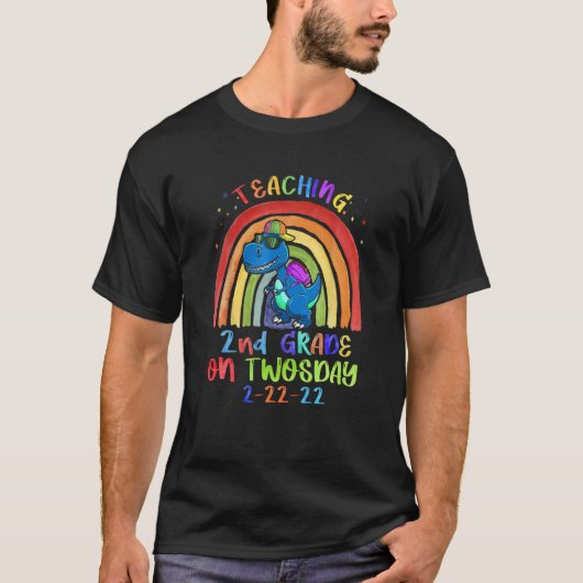 Teaching 2Nd Grade On Twosday 2-22-22 Rainbow Dino T-Shirt (Vorderseite)