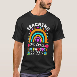 Teaching Kindergarten Grade On Twosday 2-22-22 22N T-Shirt