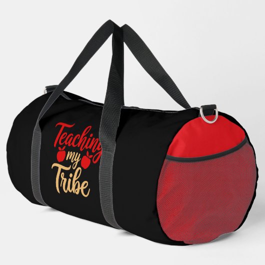 Teaching My Tribe Apple Teacher Duffle Bag (Rechte Ecke)