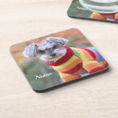 Teacup Schnauzer Welpenhund in einem Pullover Getränkeuntersetzer (Linke Seite)