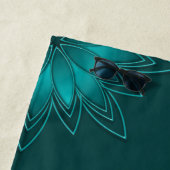 Teal-Blatt-Mandala-Design auf Dunkelcyan Strandtuch (Beispiel)