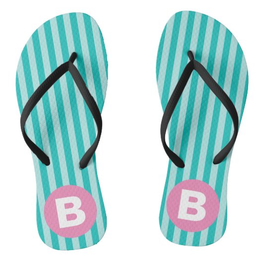 Teal Blue Vertical Striped Pink Circle Monogram Badesandalen (Fußbett)