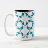 Teal Petal Modern Geometric Zweifarbige Tasse (Links)