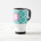Teal Quatrefoil Pattern Custom Pink Monogram Reisebecher (VorderseiteRechts)