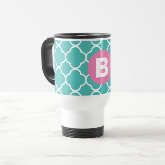 Teal Quatrefoil Pattern Custom Pink Monogram Reisebecher (Vorderseite Links)