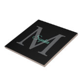 Teal Schriftname, großes graues Monogramm auf Schw Fliese (Seite)