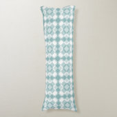 Teal Weiß Karo Argyle-Muster Seitenschläferkissen (Vorderseite Vertikal)