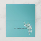 Teal Whisper Blooms Hochzeit Platzkarte (Außenseite Aufgefaltet)