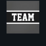 TEAM Bold Leichtathletik Dunkelgrau Schwarz-weiße  Leinwanddruck<br><div class="desc">Dieses sportliche Design zeichnet sich durch fett gedruckten TEAM-Text in einem hervorgehobenen breiten schwarzen Streifen mit weißen pinstripes vor dunkelgrauem Hintergrund aus. Der Text kann personalisiert sein.</div>