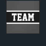 TEAM Bold Leichtathletik Dunkelgrau Schwarz-weiße  Leinwanddruck<br><div class="desc">Dieses sportliche Design zeichnet sich durch fett gedruckten TEAM-Text in einem hervorgehobenen breiten schwarzen Streifen mit weißen pinstripes vor dunkelgrauem Hintergrund aus. Der Text kann personalisiert sein.</div>