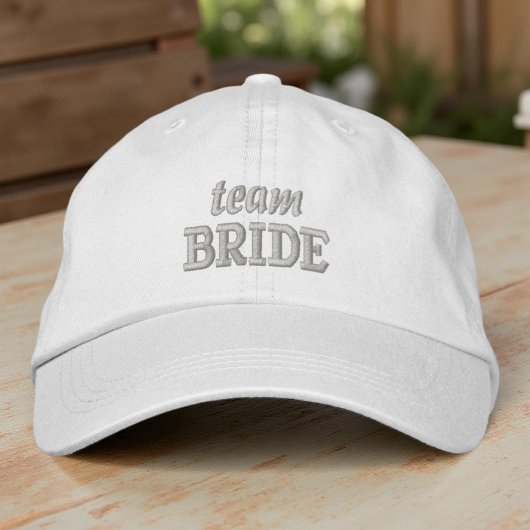 Team Braut Moderne Einfache Typografie Hochzeit Bestickte Baseballkappe