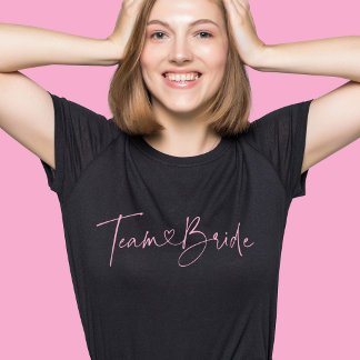 Team Braut Pink Script Herz Hochzeitsfeier T-Shirt