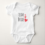 Team Bride Baby Strampler<br><div class="desc">Phantastisches Design mit dem Zitat "Team Bride" und drei roten Herzen. Tolle und lustige Outfit-Idee für einen Junggeselinnen-Abschied oder für die Hochzeitsfeier.</div>