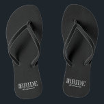 Team Bride Bridesmaid Brautparty Flip Flops Badesandalen<br><div class="desc">Personalisieren Sie den benutzerdefinierten Text oben. Weitere Koordinierungsaufgaben finden Sie in unserer Kollektion "For Team Bride".</div>