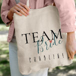 Team Bride | Bridesmaid | Hochzeit Tragetasche<br><div class="desc">Team Bride | Bridesmaid | Hochzeitstasche .Personalisierte Totensäcke sind eine durchdachte und praktische Möglichkeit, um Ihre Hochzeitsnacht zu zeigen. Sie sind auch eine großartige Möglichkeit, eine persönliche Touch zu Ihrem Hochzeitstag hinzuzufügen. Zazzle bietet eine große Auswahl an personalisierten Totentaschen für Brautpasten, sodass Sie den passenden für Ihre Hochzeit finden können....</div>