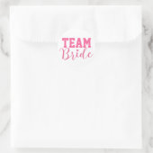 Team Bride Classy Pink Script Runder Aufkleber (Tasche)