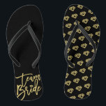 Team Bride Diamonds Brautparty Wedding Dreh Flop Badesandalen<br><div class="desc">Mit Fett*fa*tin entworfen. Einfach mit eigenen Texten,  Fotos oder Bildern anpassen. Für individuelle Anfragen wenden Sie sich bitte direkt an fat*fa*tin. Es gelten benutzerdefinierte Gebühren. www.zazzle.com/fat_fa_tin www.zazzle.com/color_therapy www.zazzle.com/fatfatin_blue_knot www.zazzle.com/fatfatin_red_knot www.zazzle.com/fatfatin_mini_me www.zazzle.com/fatfatin_box www.zazzle.com/fatfatin_design www.zazzle.com/fatfatin_ink</div>